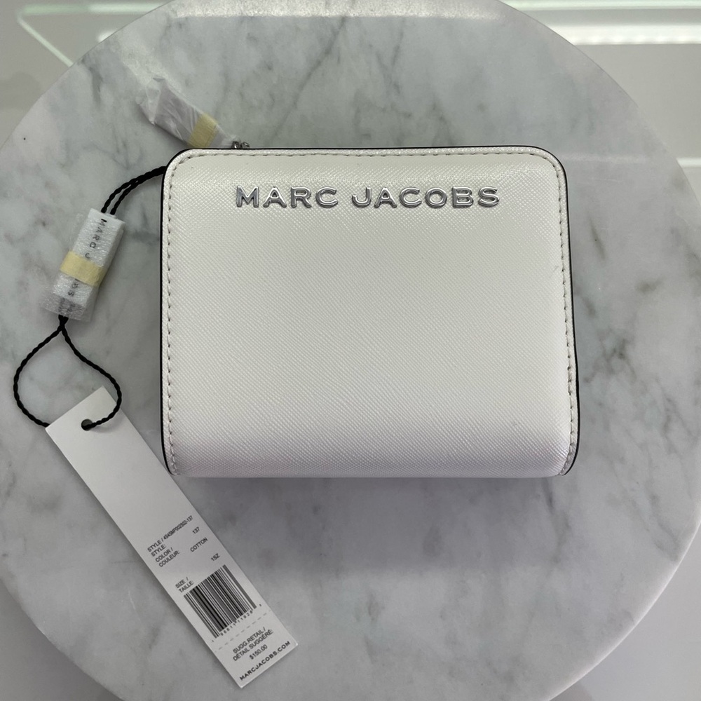 Brand New Marc Jacobs White Bifold Wallet with zipper